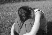 Frau in Opferhaltung und ausgenutzt