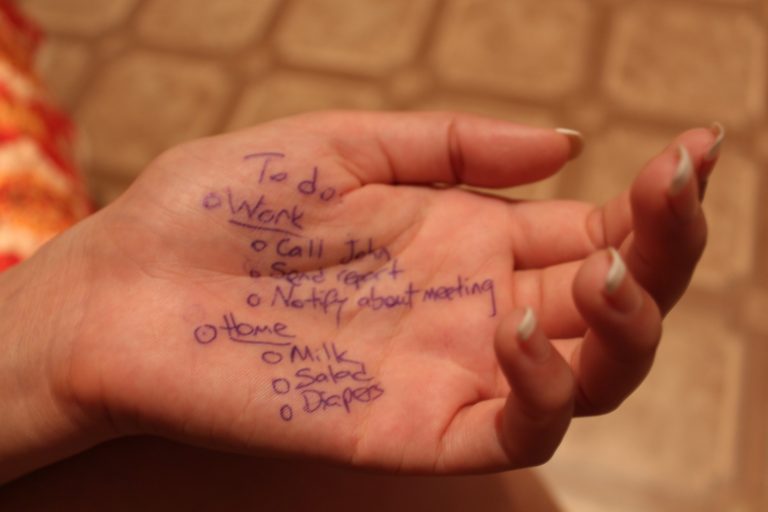 Hand mit To Do-Liste
